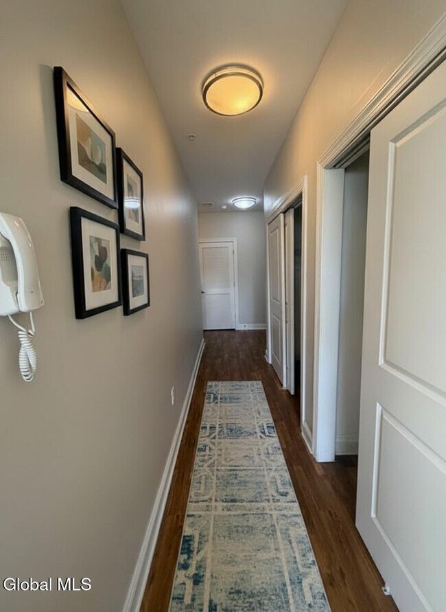 Building Photo - 733 Broadway