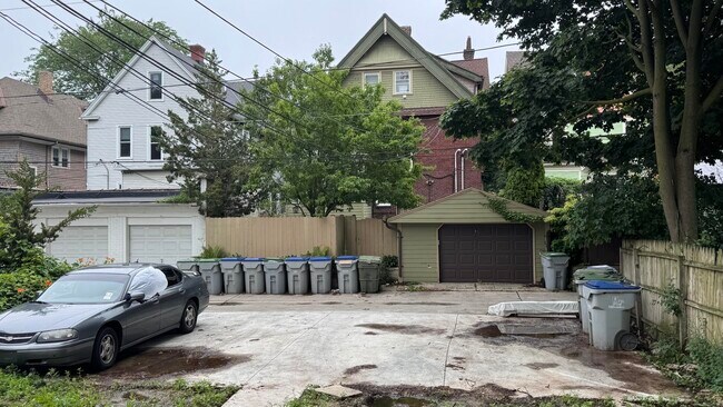 Building Photo - 2722 N Stowell Ave