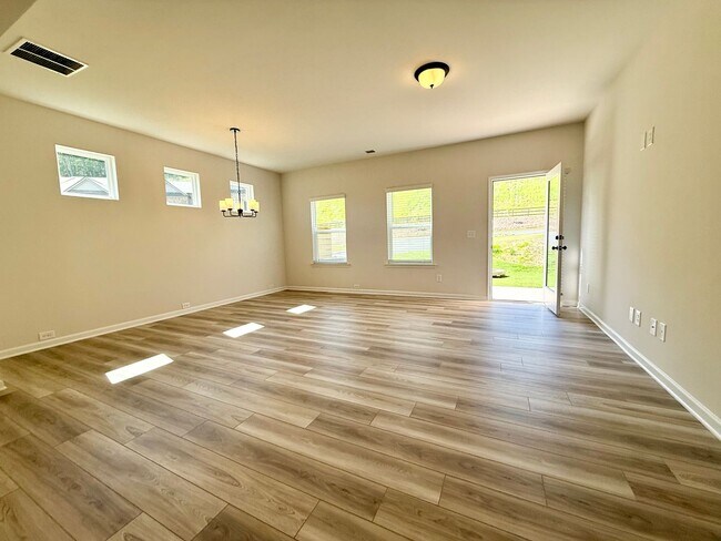 Building Photo - New Corner Unit Townhome in Cartersville