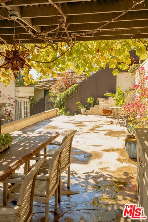 Building Photo - 2829 Beachwood Dr