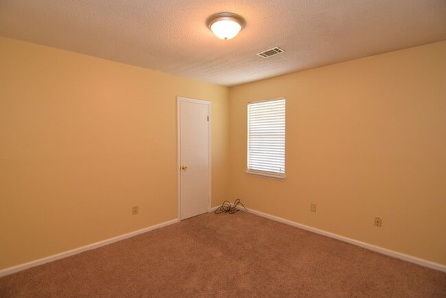 Building Photo - 515 Ridgewood Dr