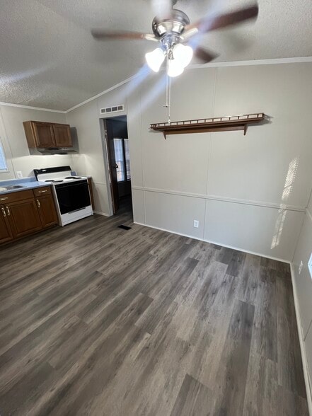 Building Photo - 15024 West Beaver Drive