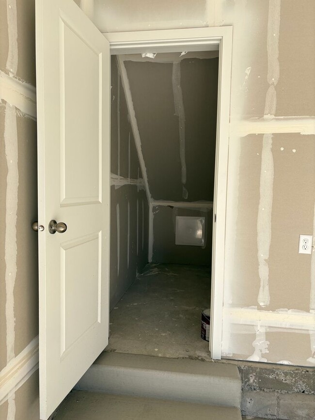 Building Photo - Gorgeous End-Unit Townhome in beautiful Salem!