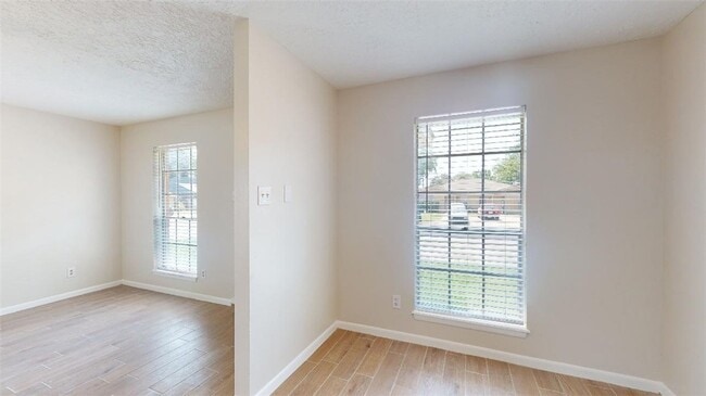 Building Photo - 815 Llano Pl