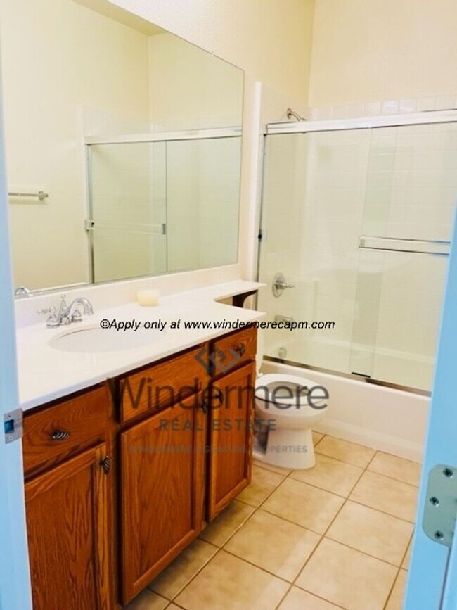 Building Photo - Spacious 3-bedroom with Updated Finishes and Prime Location!