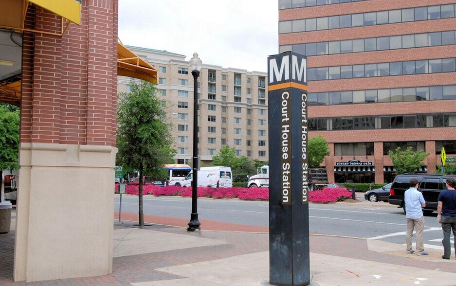 Walk 10 min to Courthouse Metro - 2030 N Adams St