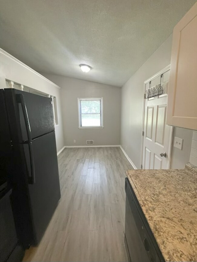 Building Photo - COMING SOON! 2 Bedrooms, 1 bathroom in Bel...