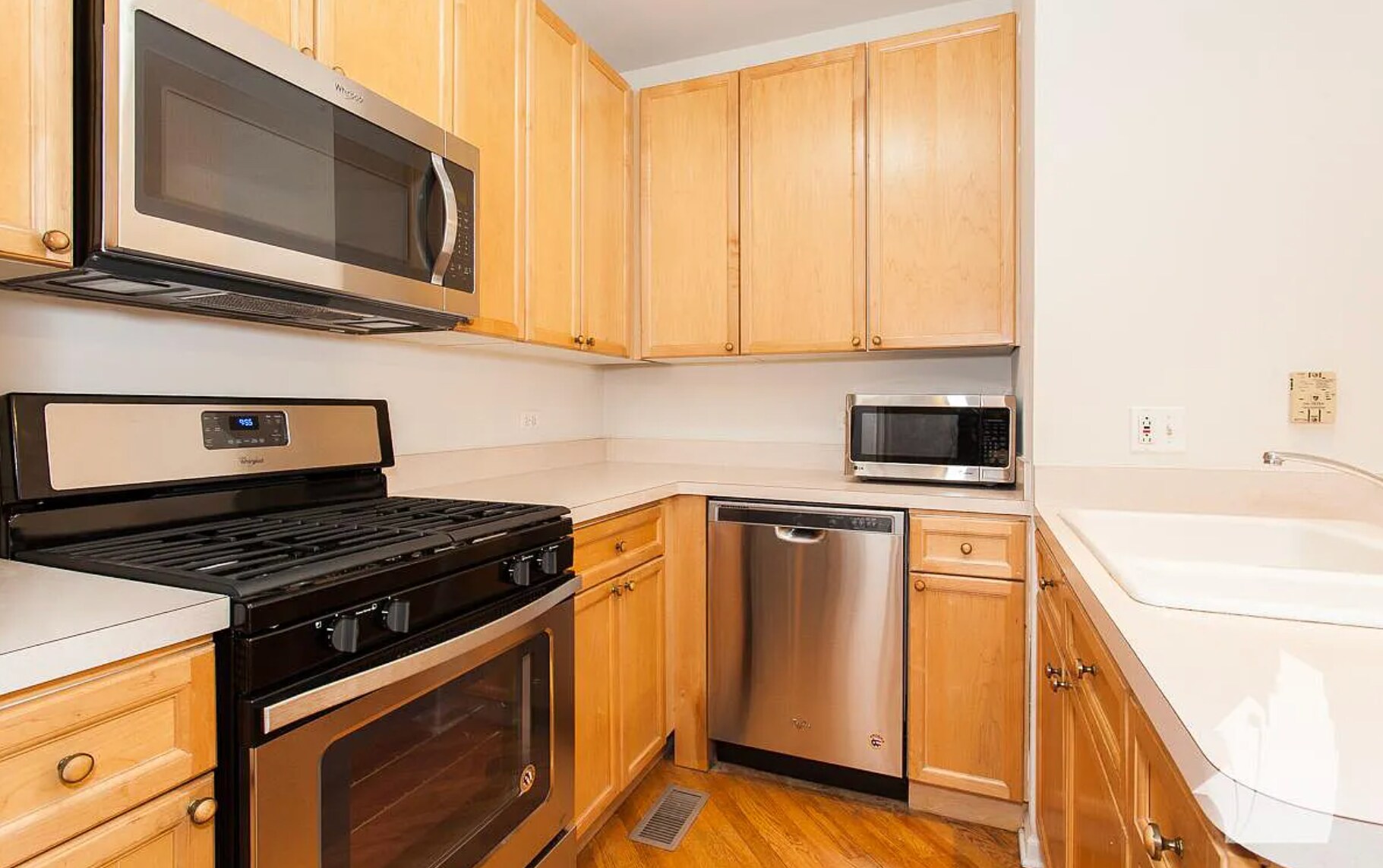 Building Photo - 850 N Wood St