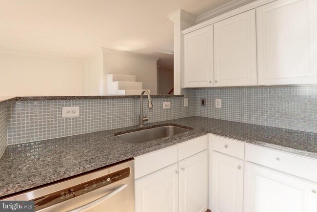 Building Photo - 1984 Crescent Park Dr