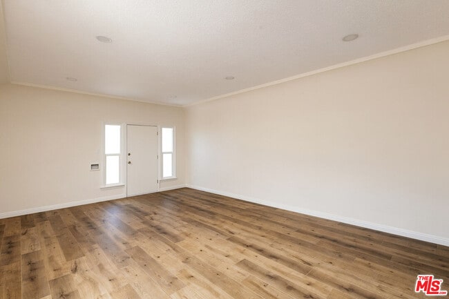 Building Photo - 840 N Fuller Ave