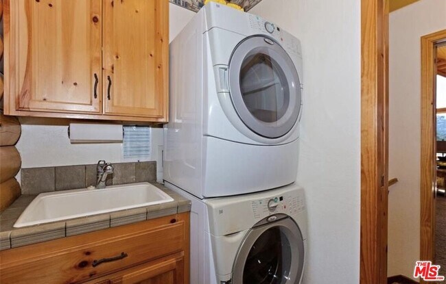 Building Photo - 1165 Green Mountain Dr