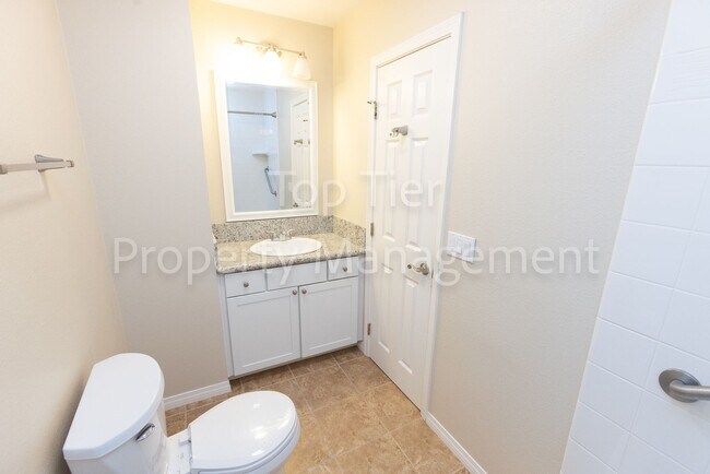 Building Photo - Beautiful 2 bed, 2.5 bath, 1373 sqft Townh...