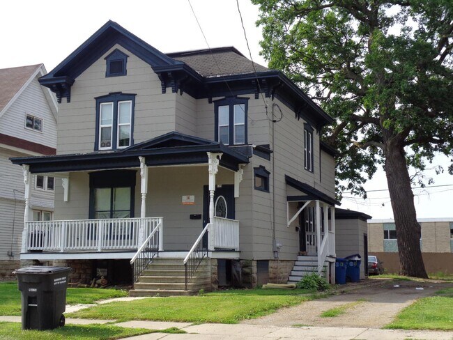 Building Photo - 633 Amherst Ave