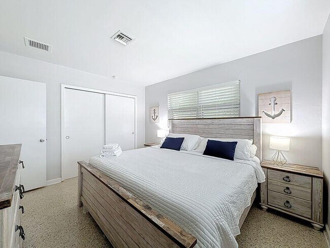 Building Photo - 2840 NE 16th Ct