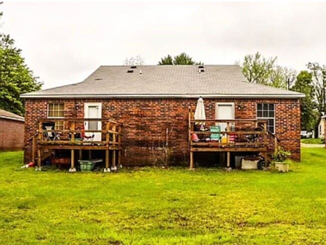 Building Photo - 205 W Parks St