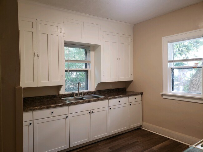 Building Photo - 923 Woodlawn Ave