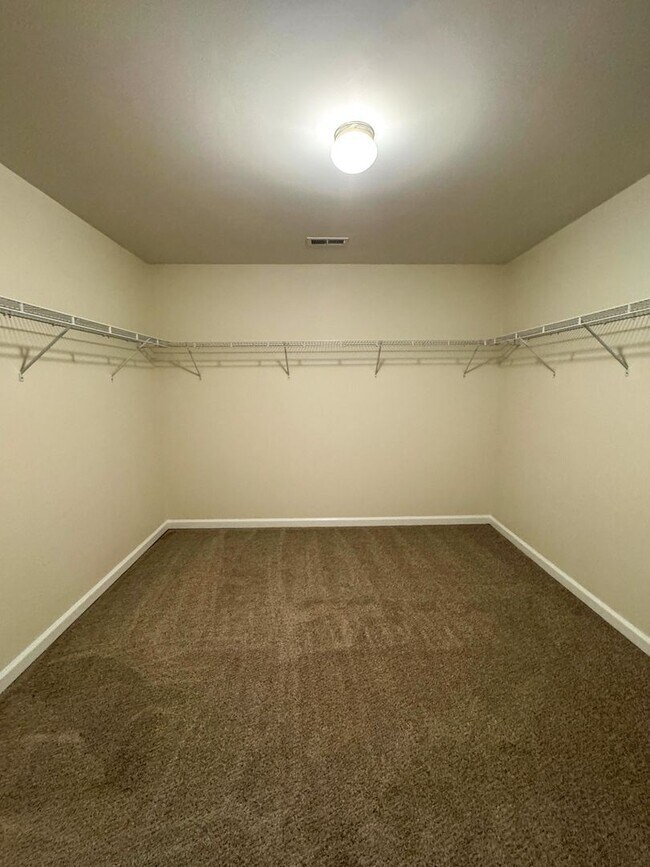 Building Photo - Lovely 5 Bed 3 Bath Home with Community Amenities