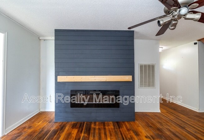 Building Photo - 817 Ridgeview Dr