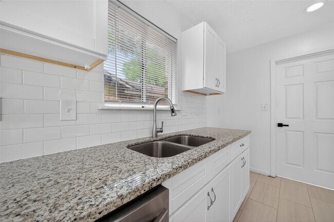 Building Photo - 7635 Dawnridge Dr
