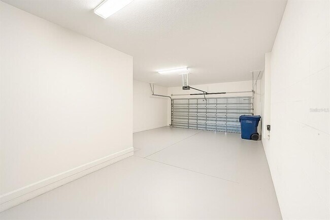 Building Photo - 2037 Lakeside Ave