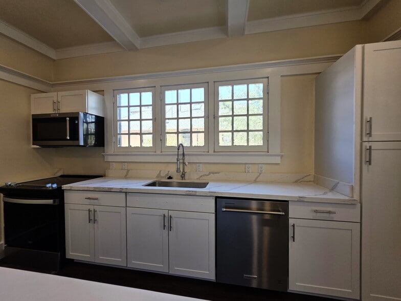 Building Photo - 833 N 4th Ave