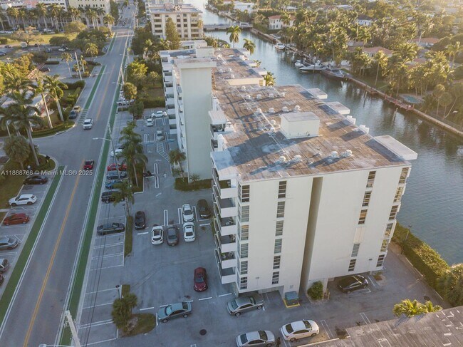 Building Photo - 9800 W Bay Harbor Dr