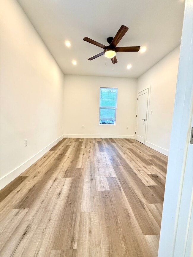 Building Photo - Large Fully Renovated 3Br-2 Full bath apartment!
