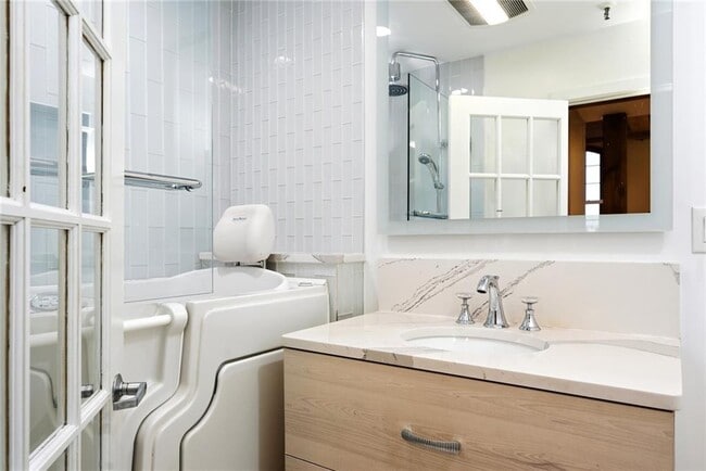 Building Photo - 555 S Water St