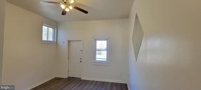 Building Photo - 7539 W River Dr