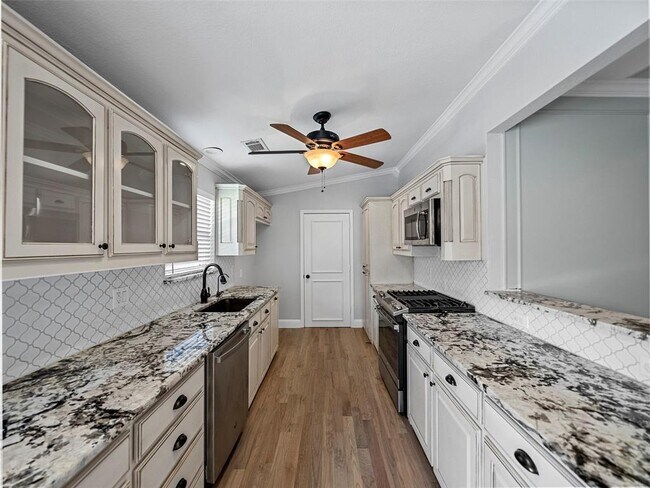 Building Photo - 4636 Versailles Ln