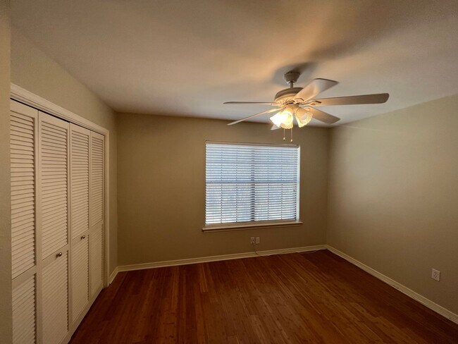 Building Photo - Hollydale Townhomes