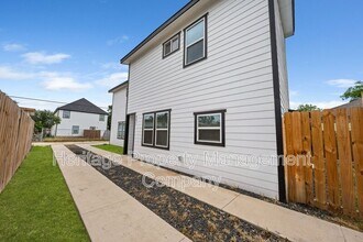 Building Photo - 323 Gabriel