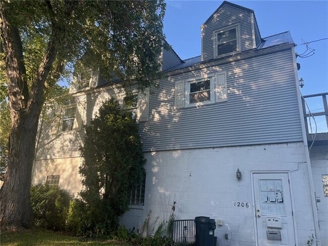 Building Photo - 1206 Springhill Rd