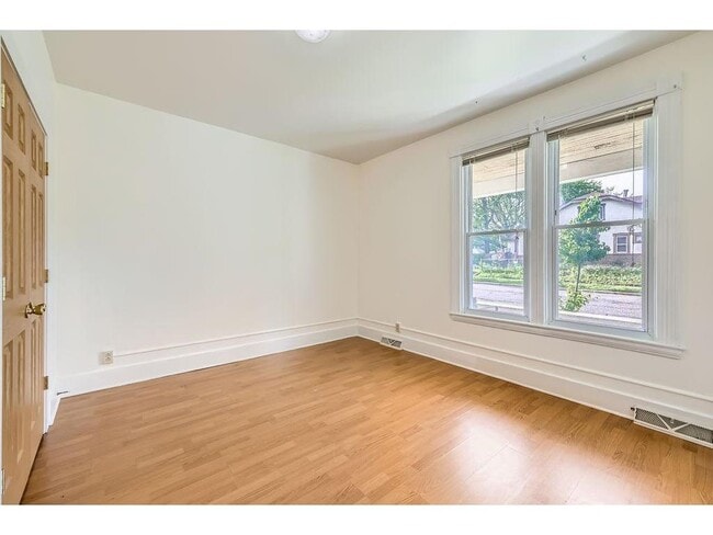 Building Photo - 528 20th Ave NE