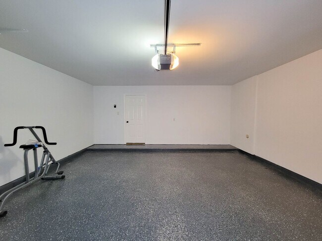 Building Photo - Beautiful Home with a Smart, Functional Floor Plan!