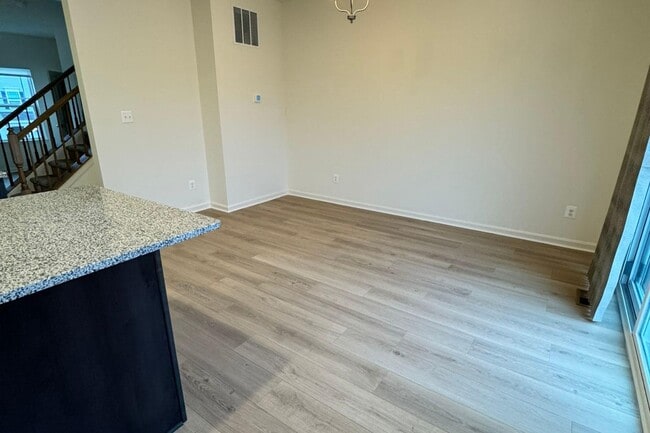 Building Photo - 2537 Westwind Blvd