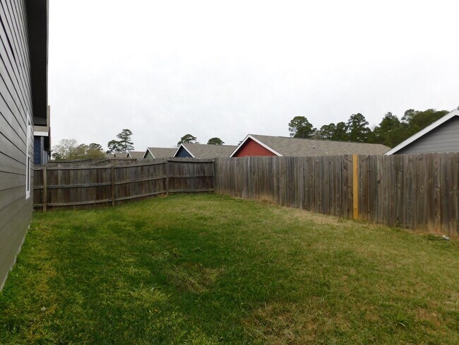 Building Photo - 155 Varsity Dr