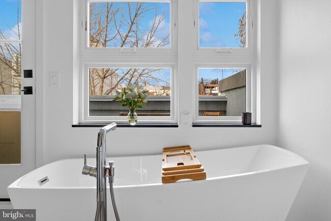 Building Photo - 1226 Gerritt St