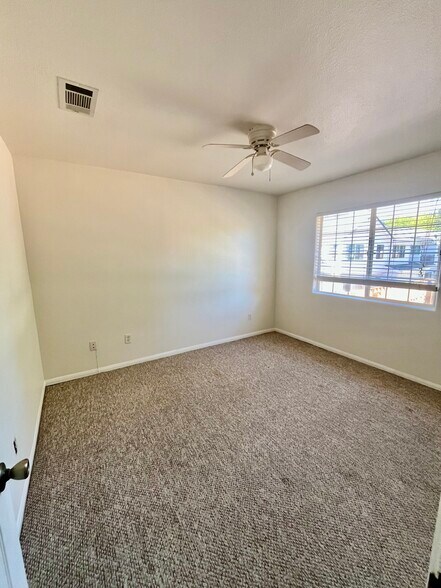 Building Photo - 3199 Royal Oaks Dr