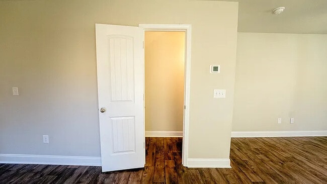 Building Photo - 2 Bedroom/1.5 bathroom