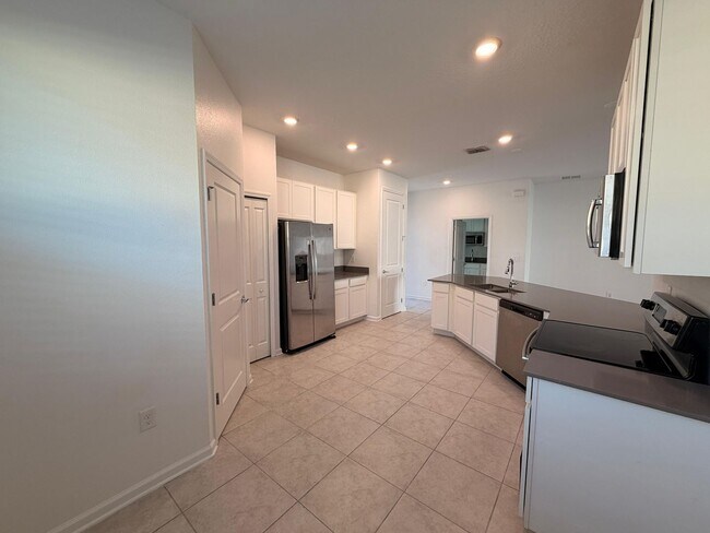 Building Photo - Rare find In-Law suite Home! Single family house with Separate entry and kitchen, laundry set!