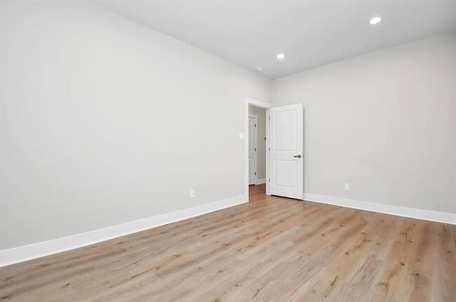 Building Photo - 410 E 41st St