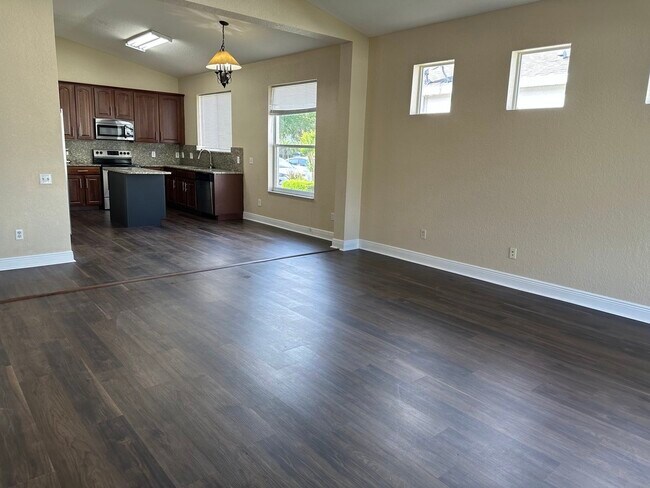 Building Photo - 2211 Pine Oaks Tr