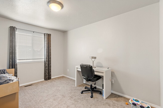 Building Photo - 1101 W Apple Pine St