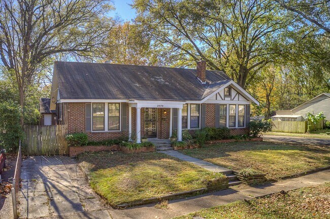 Building Photo - Gorgeous, renovated Midtown 3/1.