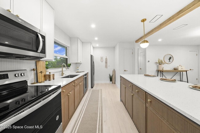 Building Photo - 325 Eva St NE