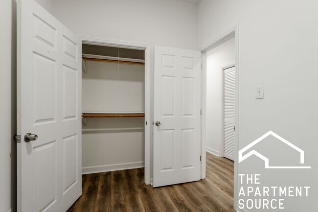 Building Photo - Huge 3 bedroom Unit in Logan Square
