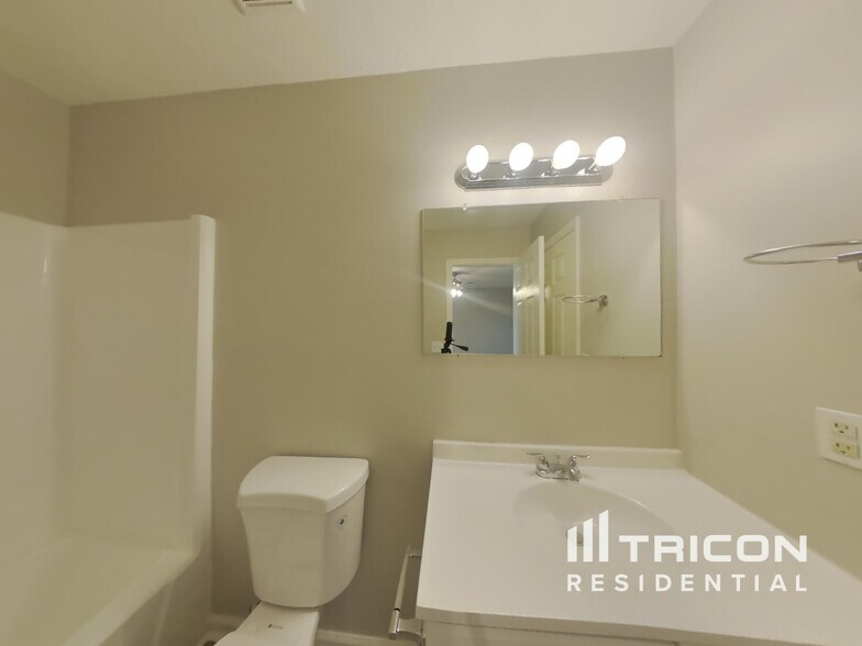 Building Photo - 362 Park Ct N