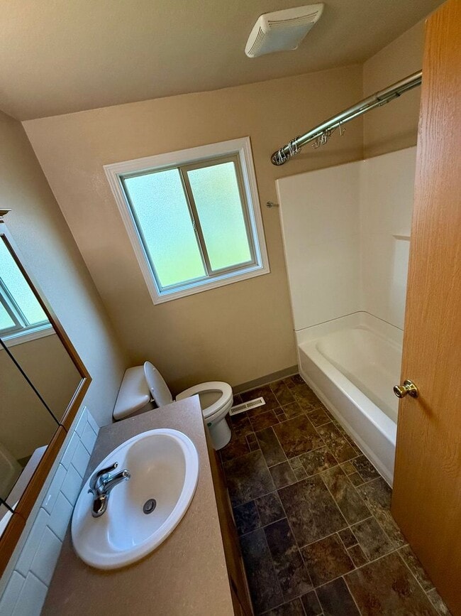 Building Photo - **For Rent: Spacious 4-Bedroom Home with 2...