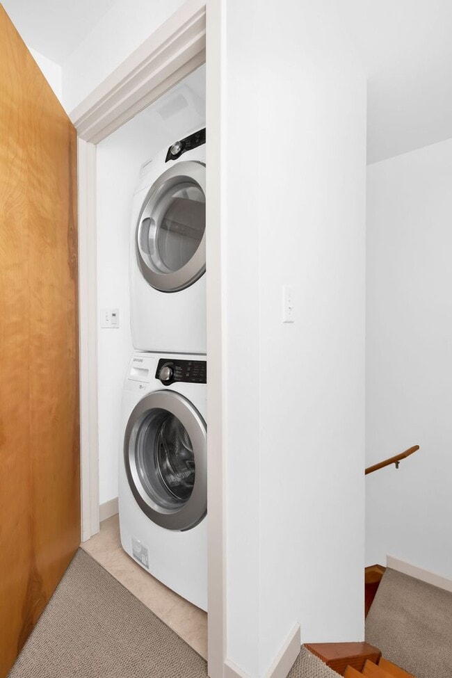 Building Photo - Stunning Townhome in the heart of Columbia...